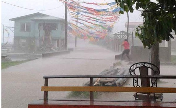Declaran alerta roja para Islas de la Bahía por la tormenta Earl
