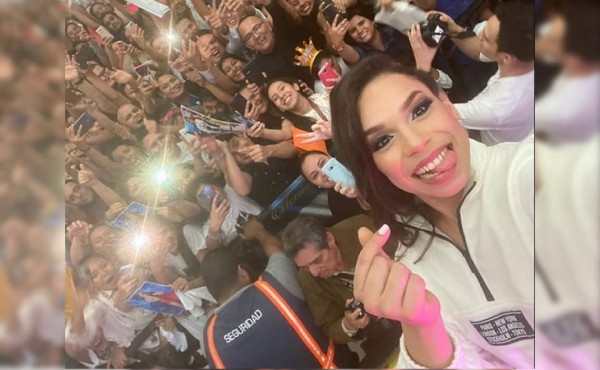 Angie Flores enloquece a fans cantando en centro comercial