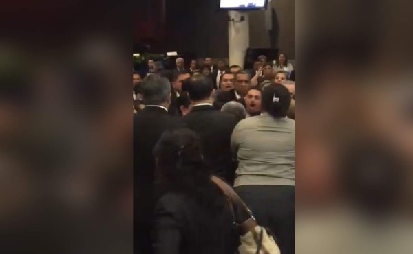 Diputados y ministros hondureños se van a los golpes en el Congreso