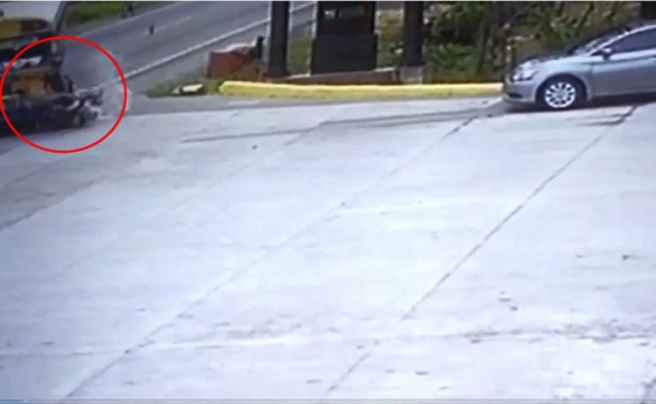 Video registra muerte de jovencita en colisión de moto contra un autobús
