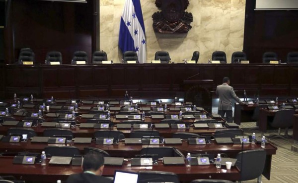 Aprueban deducción de días de salario a diputados faltistas