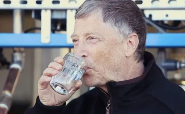 Bill Gates toma agua reciclada de excrementos humanos