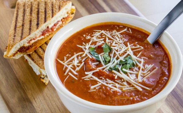 Sopa de tomate para prepararle a tus niños