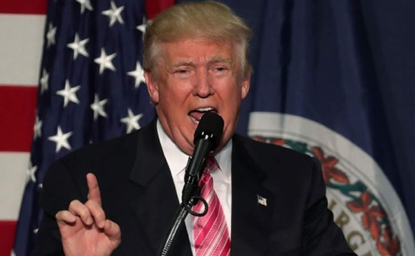 Donald Trump le pide a los Clinton que cierren la Fundación