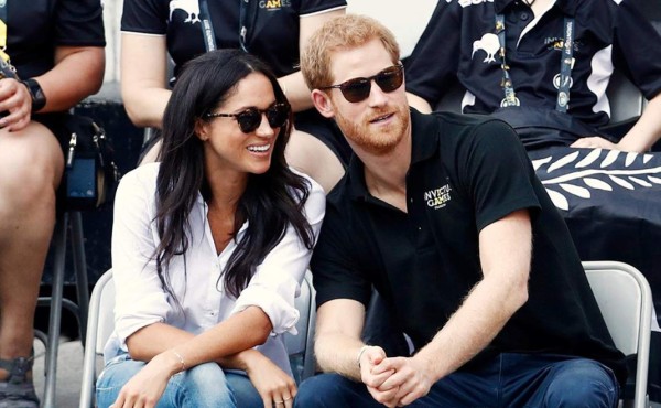 Enrique mandó hacer sortija de compromiso con diamantes de su madre