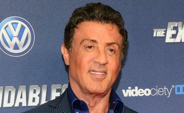 Sylvester Stallone luce sorprendente nuevo look