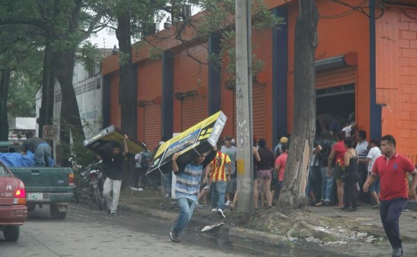 Vandalismo en centros comerciales dejan destrucción y grandes pérdidas