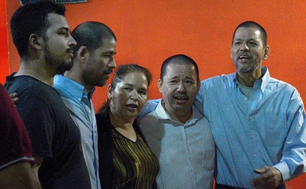 Madre mexicana recibe 'gran regalo': quitan pena de muerte a sus hijos