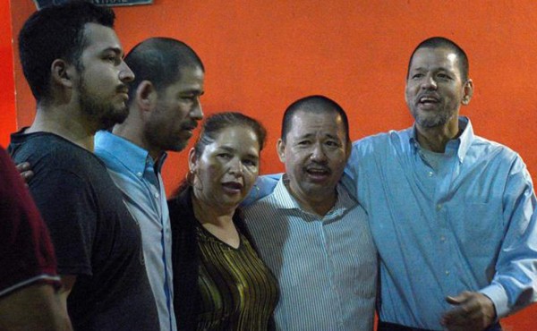 Madre mexicana recibe 'gran regalo': quitan pena de muerte a sus hijos