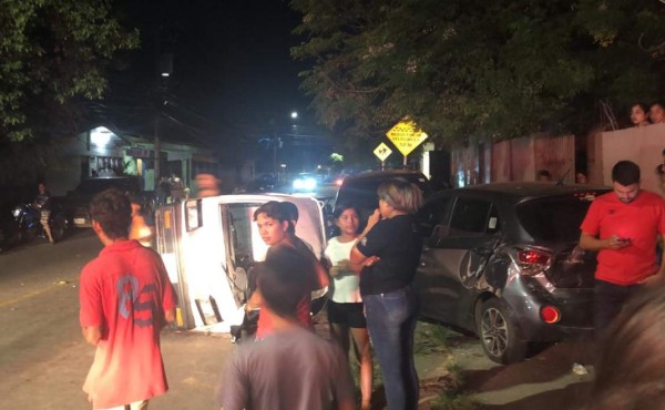 Cuatro heridos en choque múltiple de vehículos en San Pedro Sula
