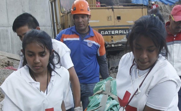 Mueren tres obreros tras derrumbe en una construcción de Tegucigalpa