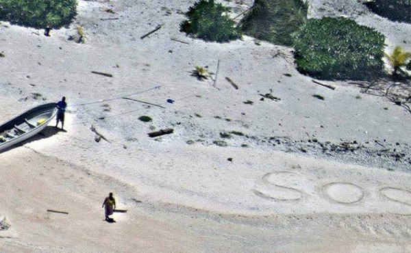 Rescatan a pareja en isla del Pacífico gracias a un 'SOS' escrito en la arena