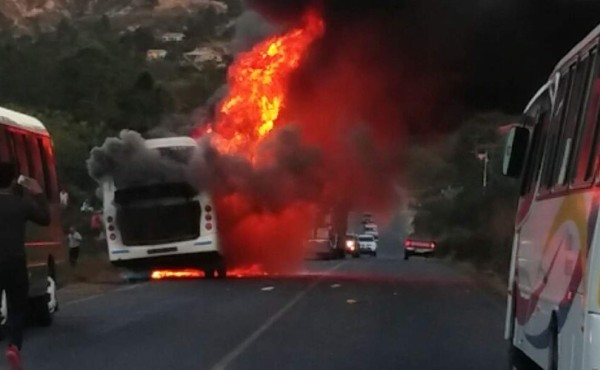 Bus se incendia tras chocar con motocicleta en Morocelí