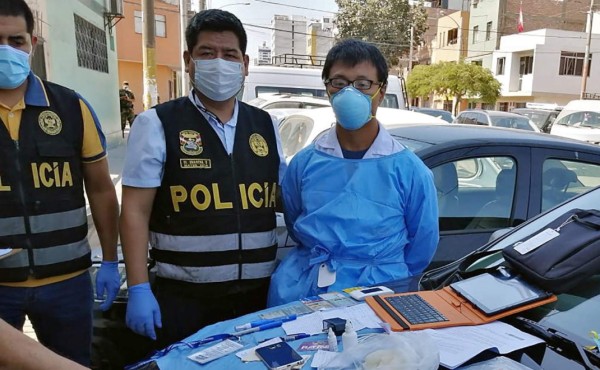 Policía arresta a ciudadano chino por hacer pruebas de COVID-19 en Perú