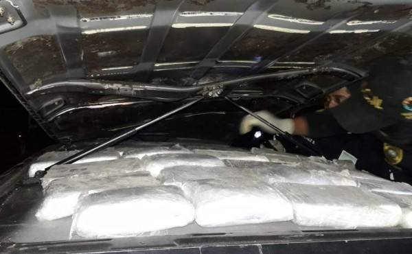 Encuentran 20 paquetes de supuesta cocaína en techo de camioneta