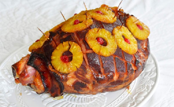 Jamón ahumado con piña y cerezas