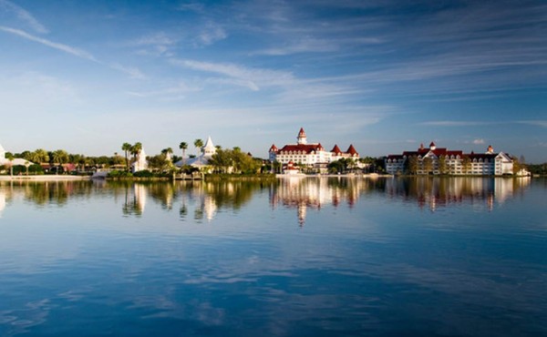 Desaparece niño tras ser arrastrado por caimán en resort de Disney