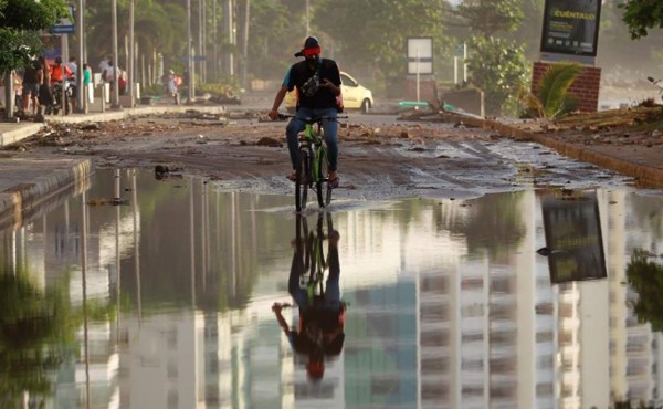 El Salvador evacúa a unas 700 personas de zonas vulnerables por tormenta Iota