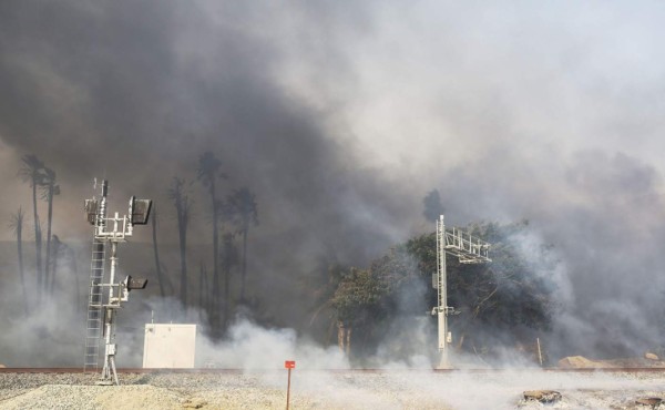Vientos huracanados complican lucha contra incendios en California