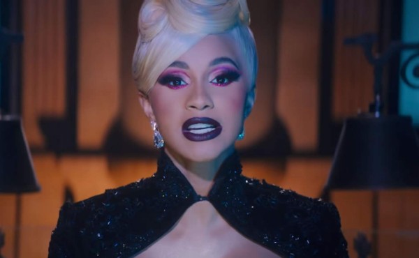 Cardi B sorprende amamantando a su bebé en clip de 'Money'