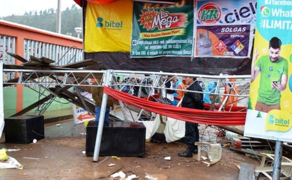 Niña muere al caerle un escenario con personas en evento navideño