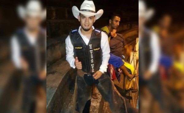Video: hondureño muere luego de caer de toro en rodeo