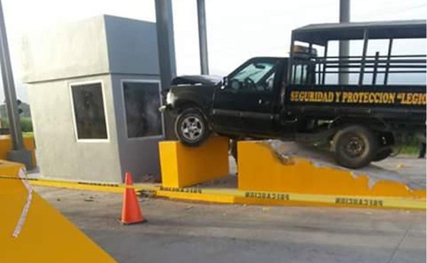 Carro se estrella contra casetas de peaje en San Manuel