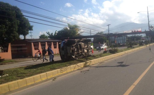 Vehículo impacta contra poste de luz en El Progreso