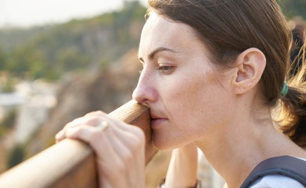 Está envuelta en una relación abusiva y no lo quiere ver