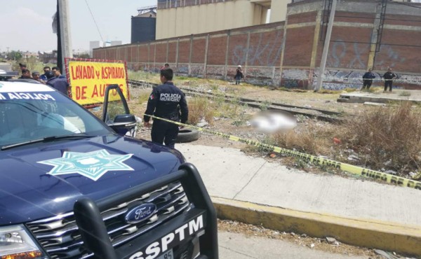 De acuerdo con las primeras investigaciones de las autoridades, la víctima iba en uno de los vagones en búsqueda de llegar a la frontera del país.