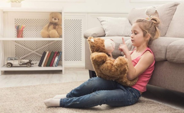 ¿Tengo que preocuparme si mi hijo habla solo?