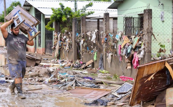 Hondureños sacan el lodo de sus casas tras tormentas Eta y Iota