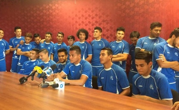 Seleccionados de El Salvador piden perdón