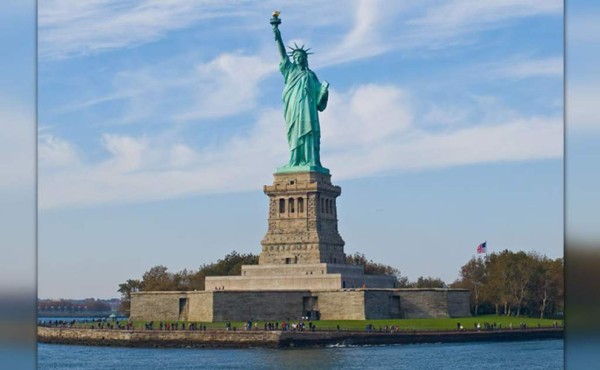 EEUU: Mujer escala Estatua de la Libertad en protesta contra Trump
