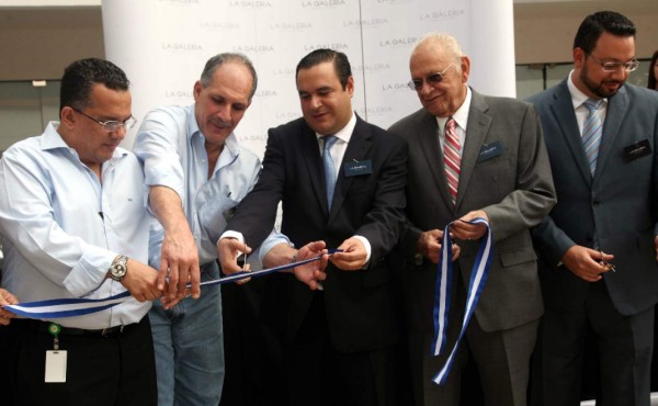 Apertura del centro comercial La Galería