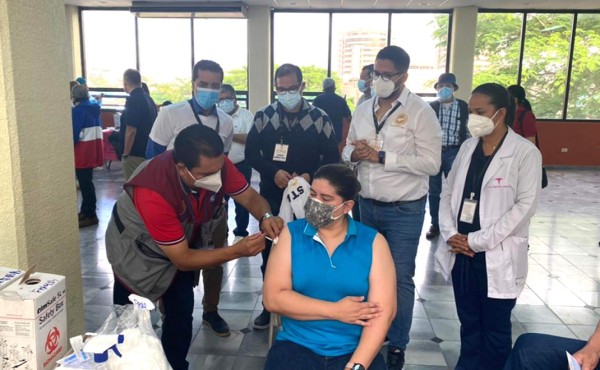 Comienzan a vacunar contra el covid-19 a los periodistas de Honduras
