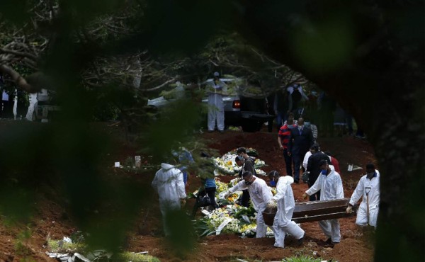 Entierros nocturnos: la nueva normalidad del mayor cementerio de América Latina