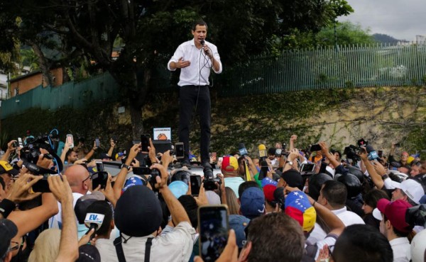 Calles repletas de venezolanos pidiendo la salida de Maduro; chavistas lo respaldan