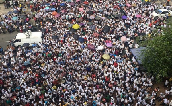 Porteños cruzan puerta santa en peregrinación en San Pedro Sula