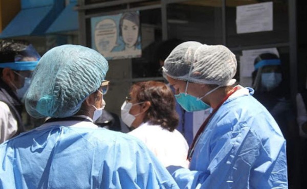 Por falta de pago renuncian 50 enfermeras y seis médicos del Leonardo Martínez