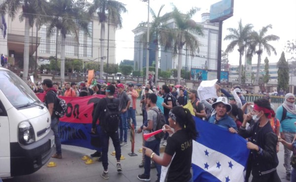 Heridos y detenidos por enfrentamiento de manifestantes contra la Policía