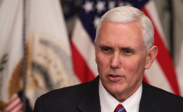 Caravana migratoria es resultado de leyes 'débiles', dice Mike Pence