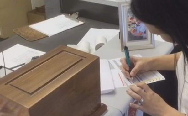 Mujer halla en tienda de EUA los restos de hombre incinerado