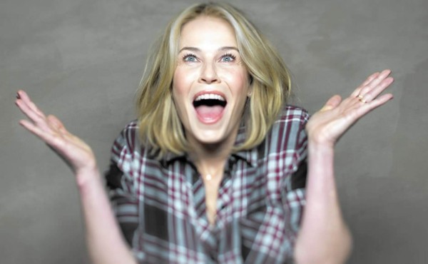 Envía mensaje en topless contra Trump