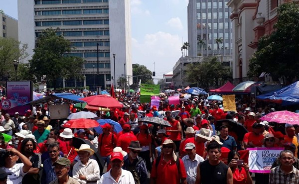 Miles de trabajadores hondureños se movilizan exigiendo seguridad y estabilidad laboral