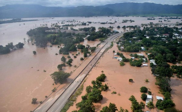 Bajan aguas en Honduras pero sigue el peligro por los daños que dejó Iota