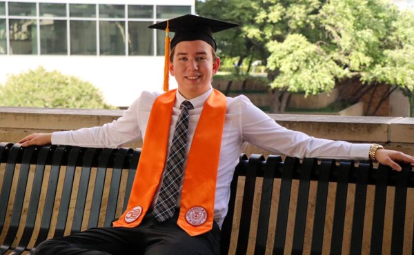 Dreamer hondureño se gradúa con honores en Universidad de Texas en Dallas