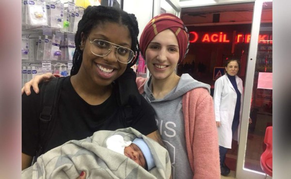 Una mujer dio a luz sola en un hotel con tutoriales de YouTube