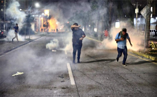 Unah-vs condena gaseada contra sus estudiantes y agresión a camarógrafo