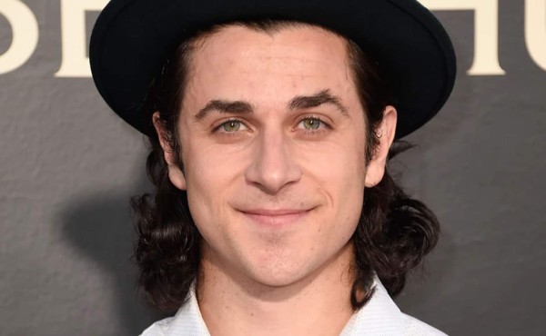 David Henrie enfrenta tres cargos por posesión de armas